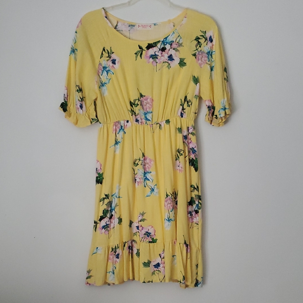 Yellow Floral WomanElastic-Waist Dress with Short Puff Sleeves